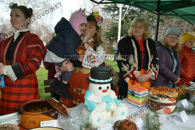 Близо 200 ястия представиха на Коледната трапеза в Димитровград