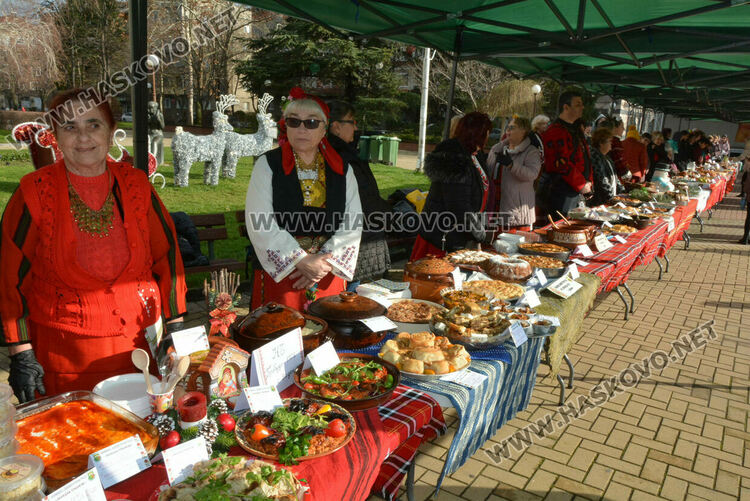 Близо 200 ястия представиха на Коледната трапеза в Димитровград