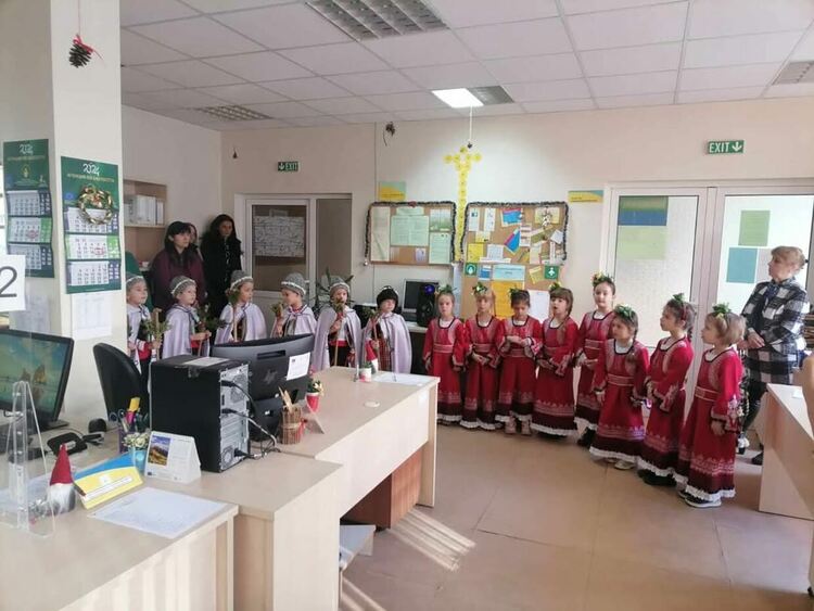 Коледна магия в Бюро по труда – Смолян: Децата от ДГ „Зорница“ внесоха празничен дух