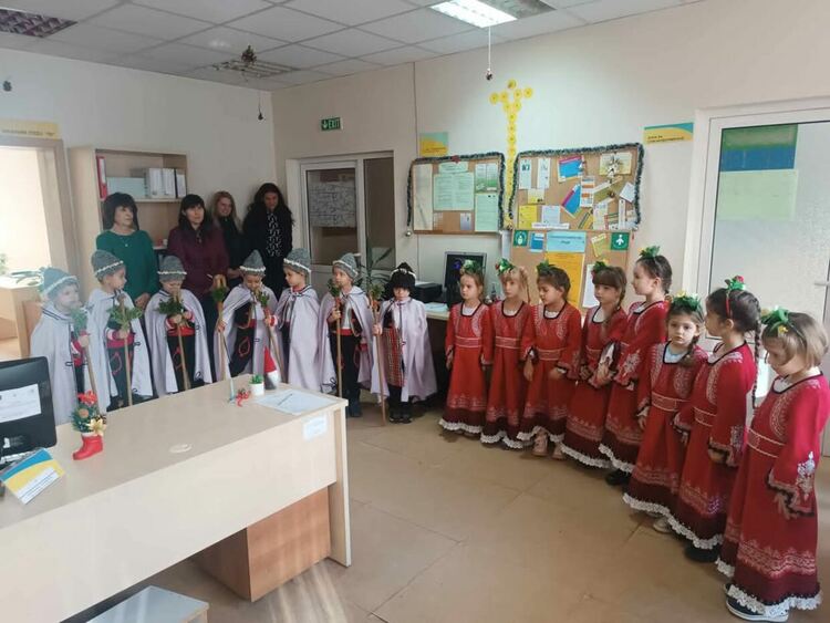 Коледна магия в Бюро по труда – Смолян: Децата от ДГ „Зорница“ внесоха празничен дух