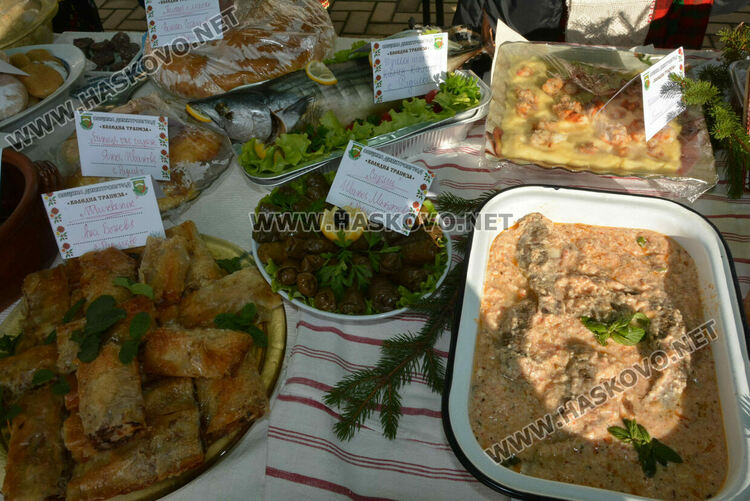 Близо 200 ястия представиха на Коледната трапеза в Димитровград