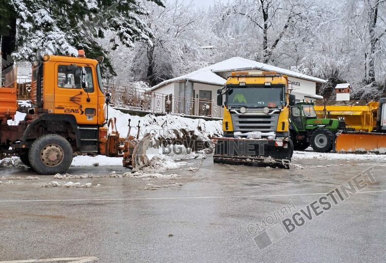 58 машини чистили републиканската пътна мрежа в Смолянско