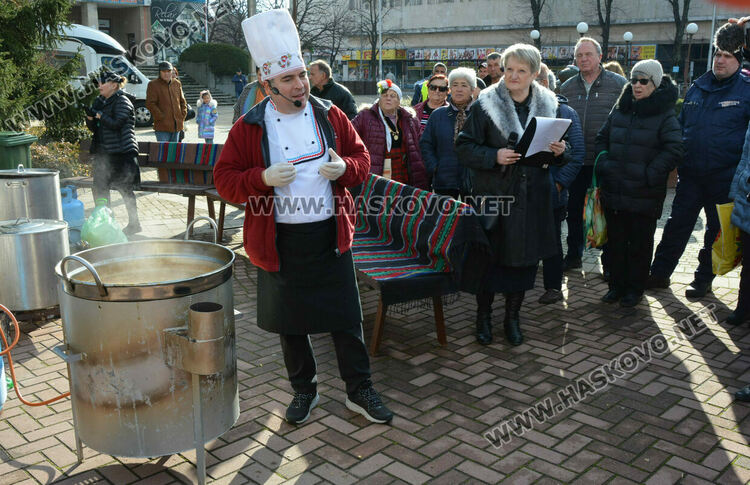 Близо 200 ястия представиха на Коледната трапеза в Димитровград