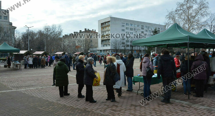 Близо 200 ястия представиха на Коледната трапеза в Димитровград