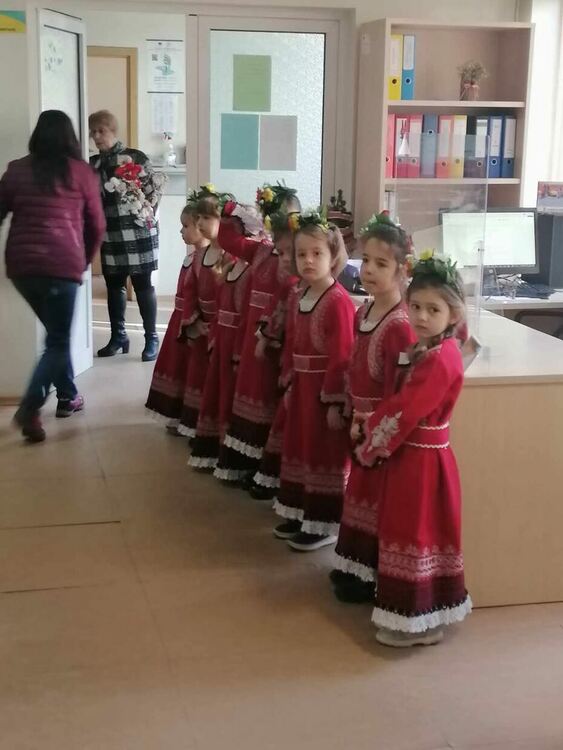 Коледна магия в Бюро по труда – Смолян: Децата от ДГ „Зорница“ внесоха празничен дух