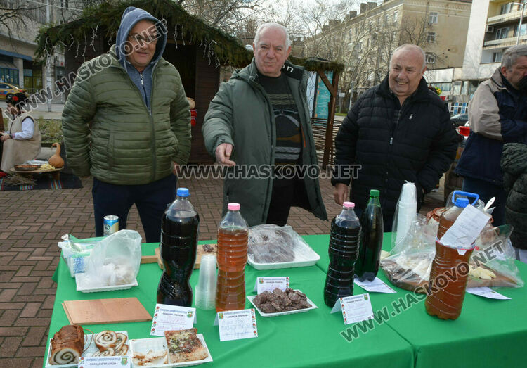 Близо 200 ястия представиха на Коледната трапеза в Димитровград