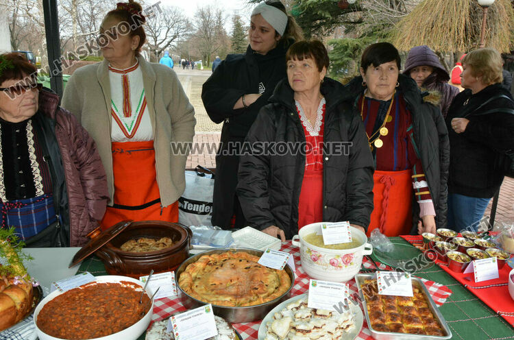 Близо 200 ястия представиха на Коледната трапеза в Димитровград