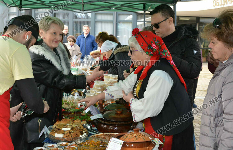 Близо 200 ястия представиха на Коледната трапеза в Димитровград