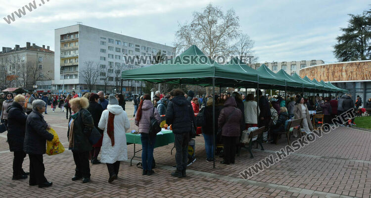 Близо 200 ястия представиха на Коледната трапеза в Димитровград