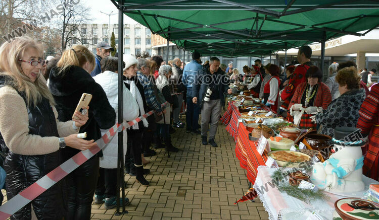 Близо 200 ястия представиха на Коледната трапеза в Димитровград