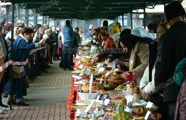 Близо 200 ястия представиха на Коледната трапеза в Димитровград