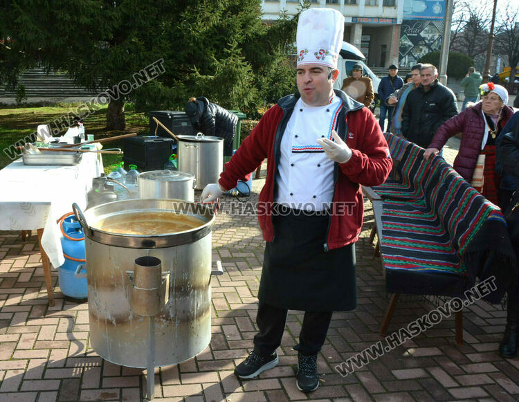 Близо 200 ястия представиха на Коледната трапеза в Димитровград