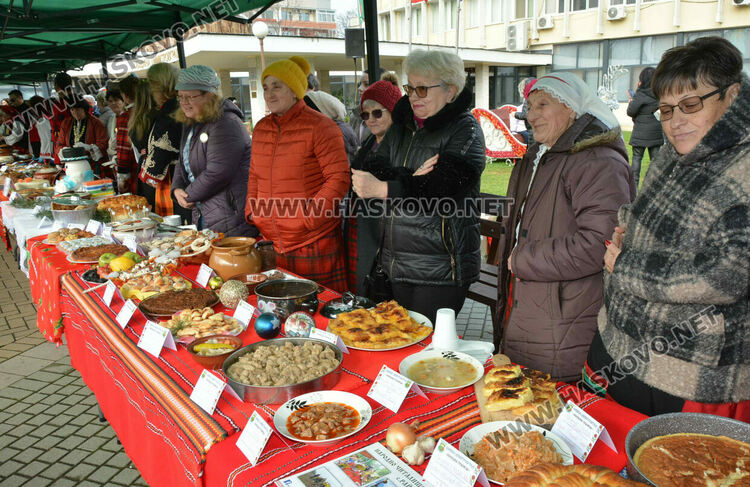 Близо 200 ястия представиха на Коледната трапеза в Димитровград