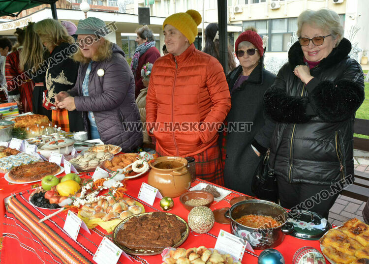 Близо 200 ястия представиха на Коледната трапеза в Димитровград