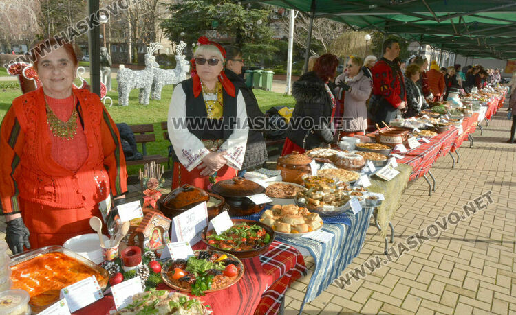 Близо 200 ястия представиха на Коледната трапеза в Димитровград