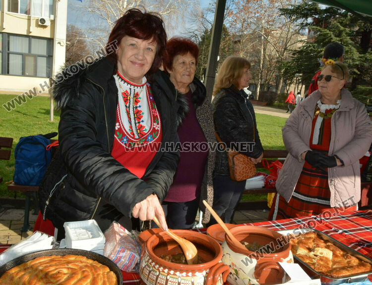 Близо 200 ястия представиха на Коледната трапеза в Димитровград