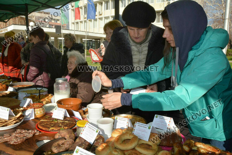 Близо 200 ястия представиха на Коледната трапеза в Димитровград