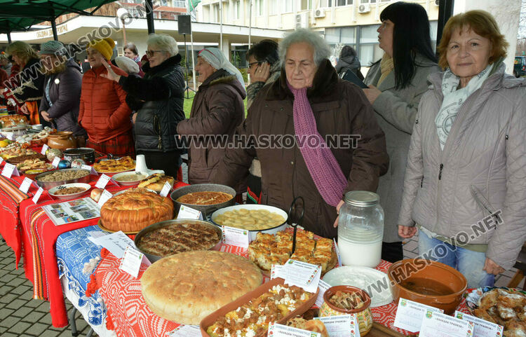 Близо 200 ястия представиха на Коледната трапеза в Димитровград