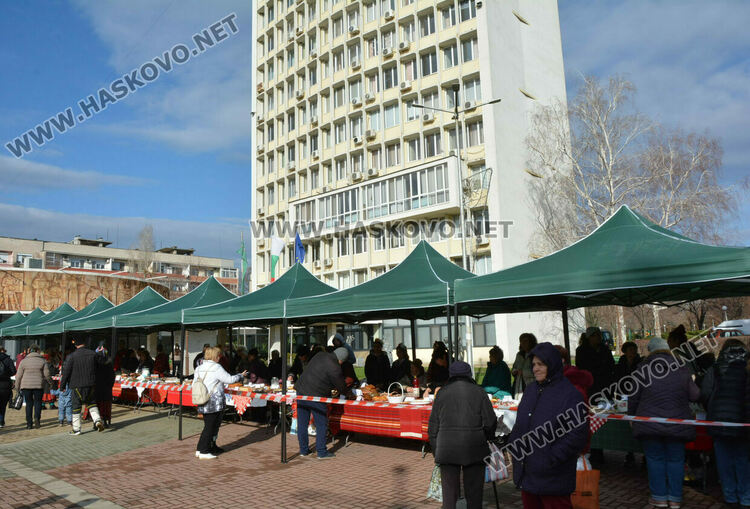 Близо 200 ястия представиха на Коледната трапеза в Димитровград