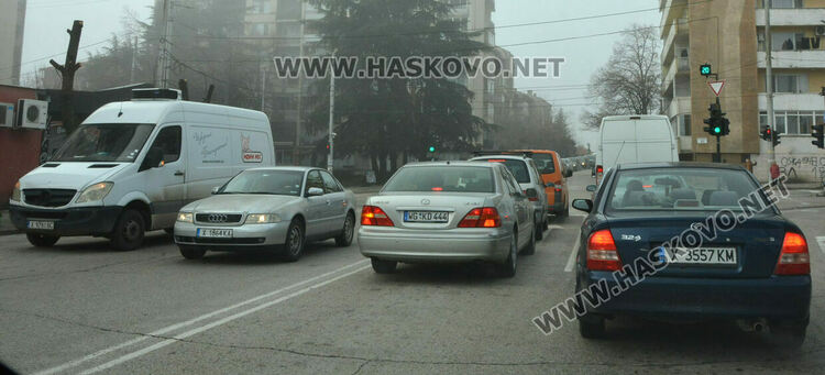 Предпразнични задръствания от коли в Хасково