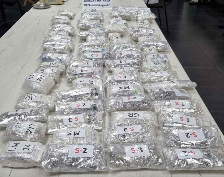 Откриха 21 кг контрабандно сребро под легло в тир