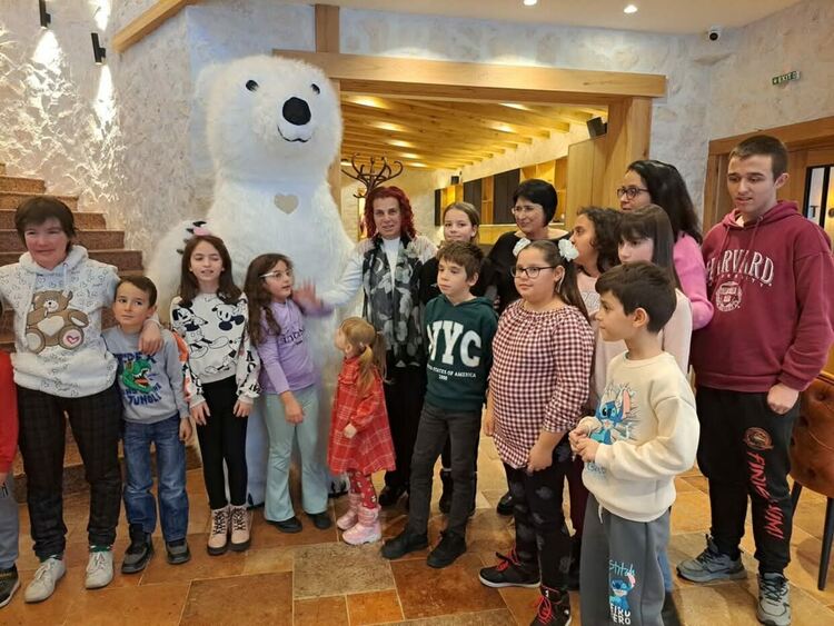 Коледен празник с усмивки и подаръци за децата от Съюза на инвалидите