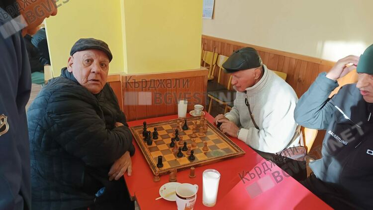 Българи и турци заедно посрещат Коледа в пенсионерския клуб в Кърджали,гласят се за Байрама