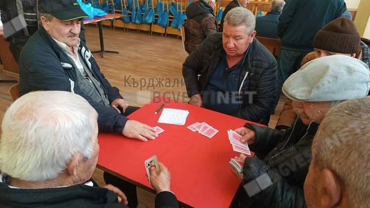 Българи и турци заедно посрещат Коледа в пенсионерския клуб в Кърджали,гласят се за Байрама