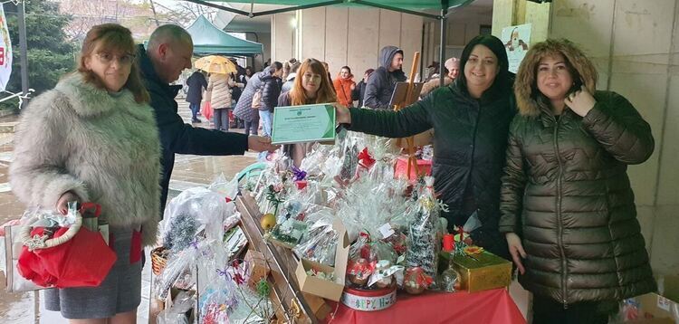  Проведе се Благотворителния Коледен базар 