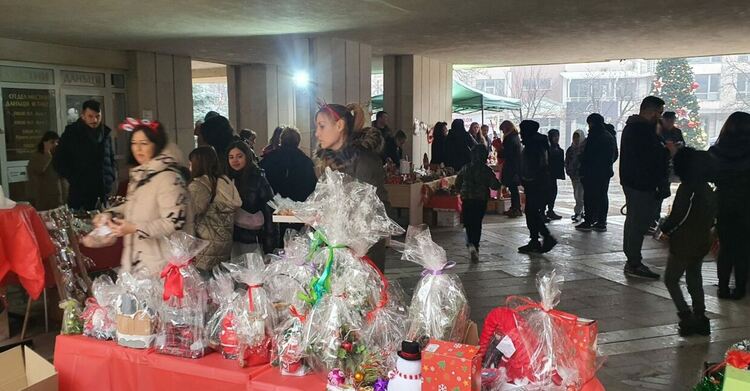  Проведе се Благотворителния Коледен базар 