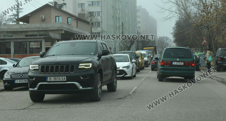 Предпразнични задръствания от коли в Хасково