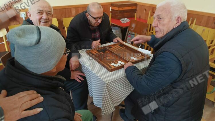 Българи и турци заедно посрещат Коледа в пенсионерския клуб в Кърджали,гласят се за Байрама