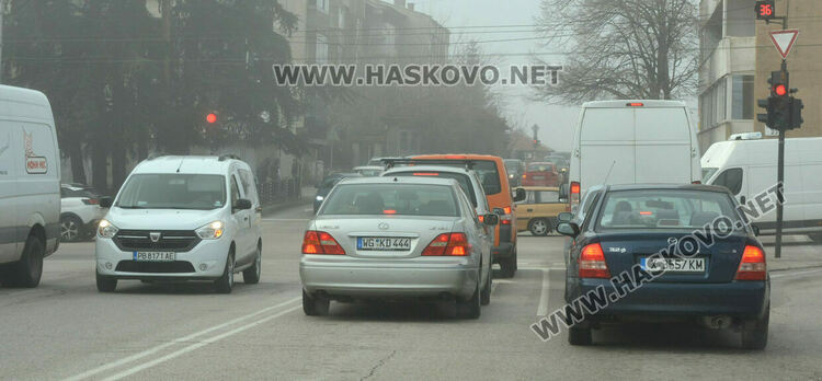 Предпразнични задръствания от коли в Хасково