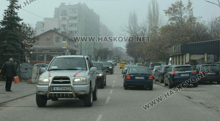 Предпразнични задръствания от коли в Хасково