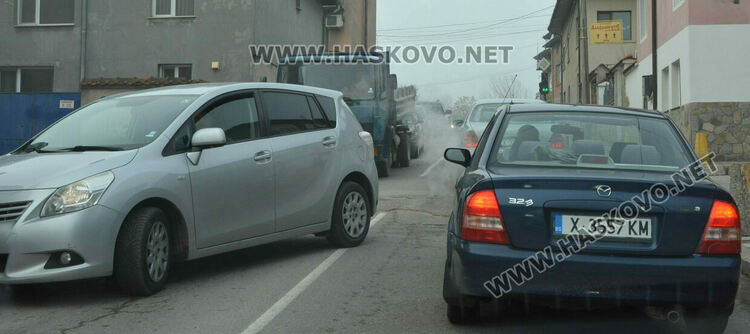 Предпразнични задръствания от коли в Хасково