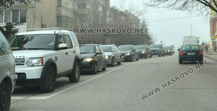 Предпразнични задръствания от коли в Хасково