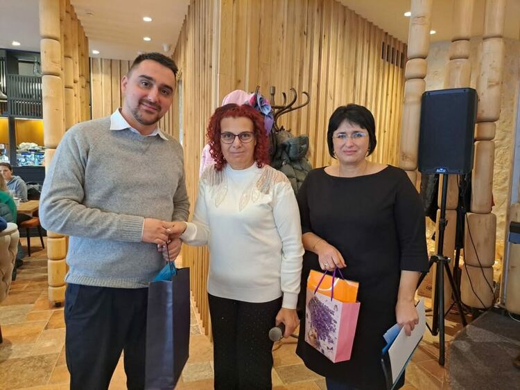 Коледен празник с усмивки и подаръци за децата от Съюза на инвалидите