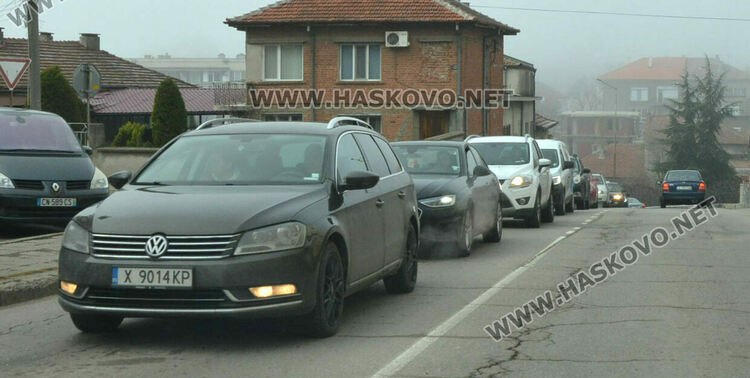 Предпразнични задръствания от коли в Хасково