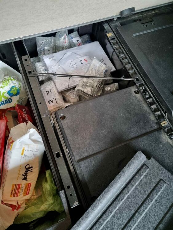 Откриха 21 кг контрабандно сребро под легло в тир