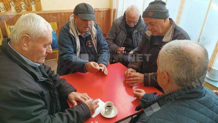 Българи и турци заедно посрещат Коледа в пенсионерския клуб в Кърджали,гласят се за Байрама