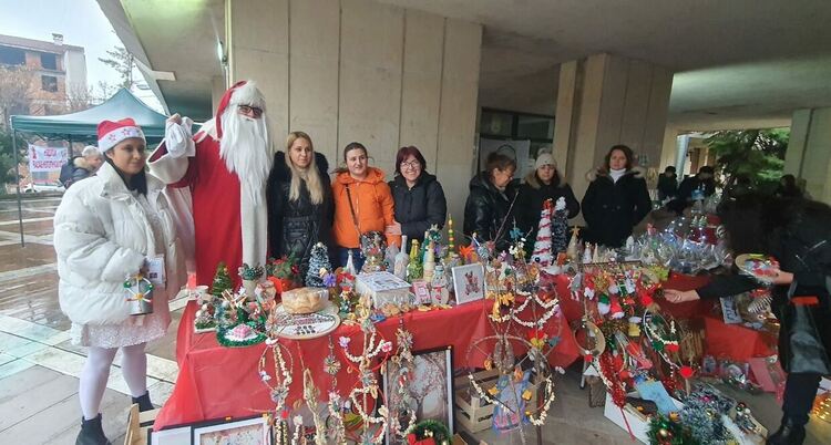  Проведе се Благотворителния Коледен базар 