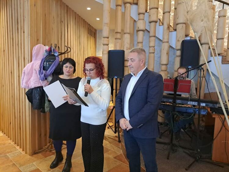 Коледен празник с усмивки и подаръци за децата от Съюза на инвалидите