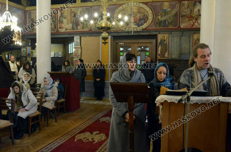Рождевственска света литургия в църквата „Св. Архангели Михаил и Гавраил“ в Хасково