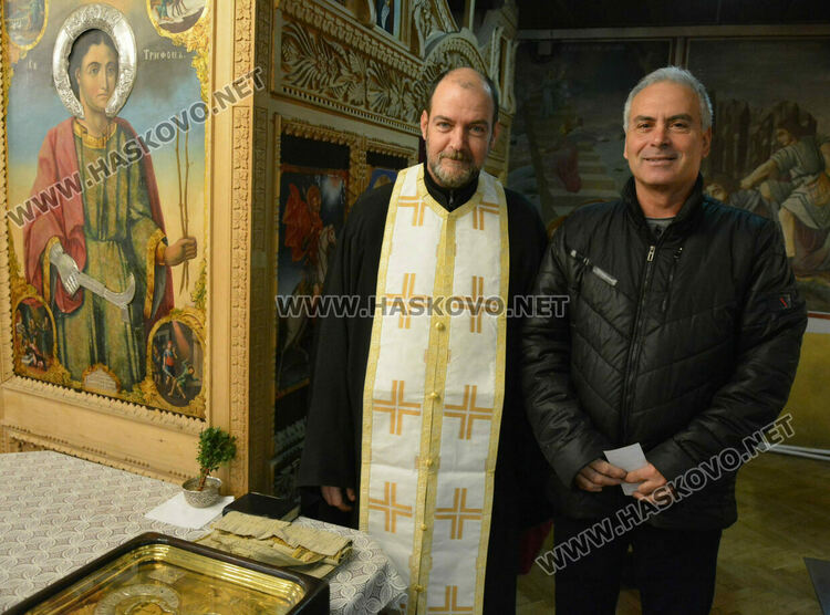 Рождевственска света литургия в църквата „Св. Архангели Михаил и Гавраил“ в Хасково