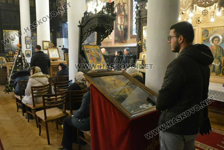 Рождевственска света литургия в църквата „Св. Архангели Михаил и Гавраил“ в Хасково