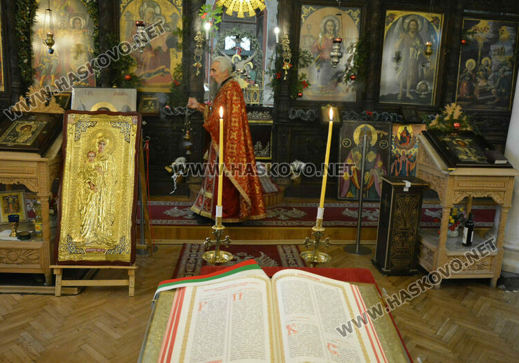 Рождевственска света литургия в църквата „Св. Архангели Михаил и Гавраил“ в Хасково