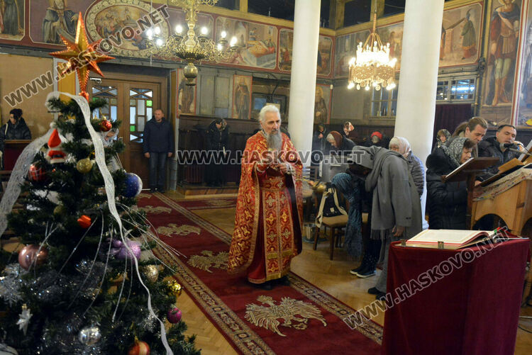 Рождевственска света литургия в църквата „Св. Архангели Михаил и Гавраил“ в Хасково