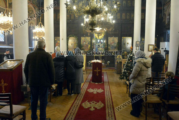Рождевственска света литургия в църквата „Св. Архангели Михаил и Гавраил“ в Хасково