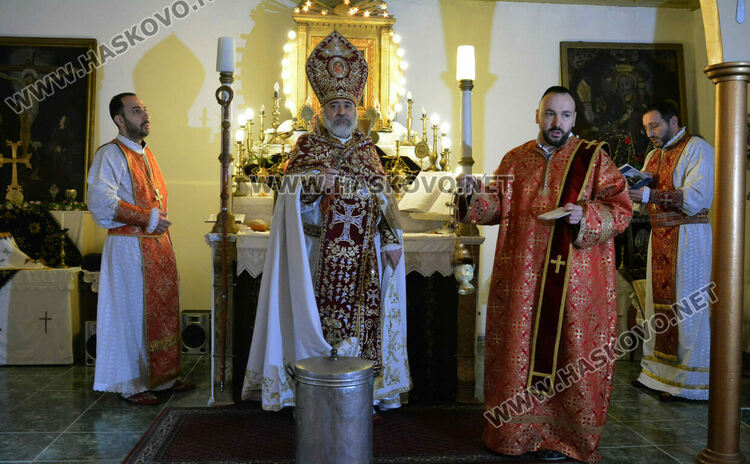 Курбан и литургия за храмовия празник на арменската църква в Хасково