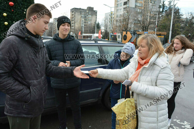 Представители на най-новото читалище „Светлина 2024“ зарадваха хасковлии с картички за Коледа